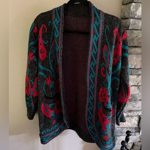 Unbranded wool cardigan with floral pattern, two front pockets, ribbed cuffs. - Picture 2 of 7